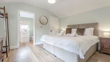 4 bedrooms, iron/ironing board, free WiFi, bed sheets