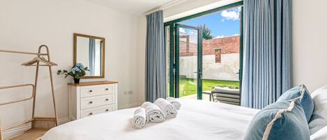5 bedrooms, iron/ironing board, free WiFi, bed sheets
