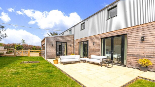 A modern two-story house with a patio area, a small detached structure, and a wooden fence. - Home farm barn - Pet friendly close to Oxford (Nuneham Courtenay)