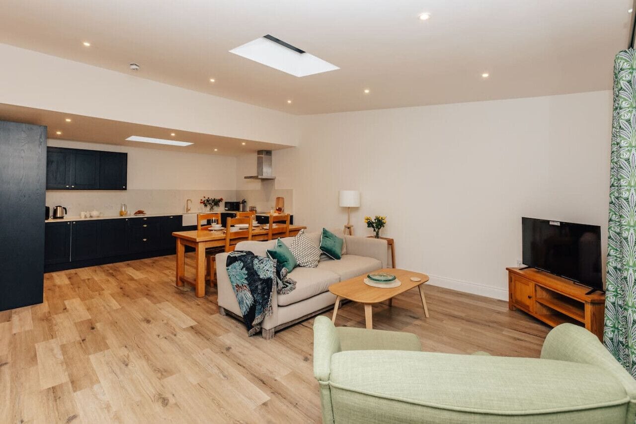 Eine moderne Wohnung mit Essbereich, Wohnzimmer und Küche.