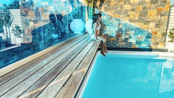 Utomhuspool, parasoller och solstolar