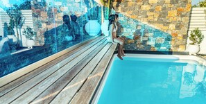 A pool with stone walls and wooden decking. - Smaris Collection villa Sisi  (Agios Nikolaos)
