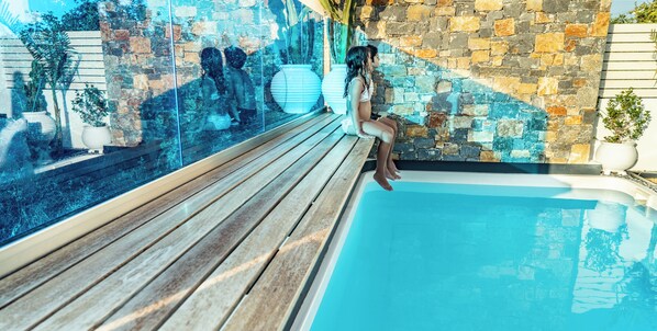 Piscina externa, guarda-sóis, espreguiçadeiras