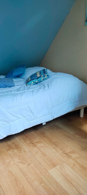 2 Schlafzimmer, Bügeleisen/Bügelbrett