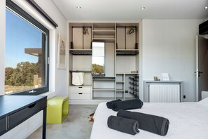 5 bedrooms, iron/ironing board, free WiFi, bed sheets