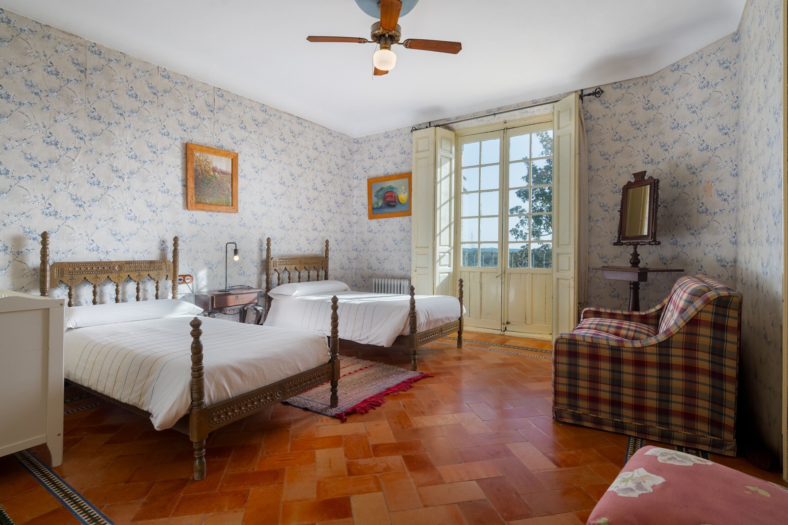 8 bedrooms, iron/ironing board, free WiFi, bed sheets