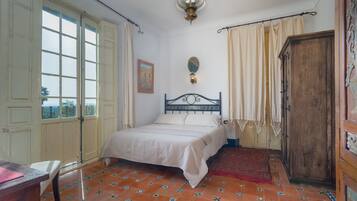 8 slaapkamers, een strijkplank/strijkijzer, gratis wifi, beddengoed