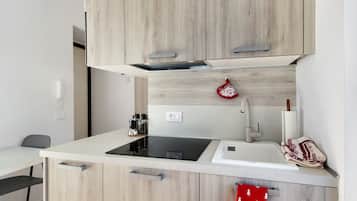 Réfrigérateur, micro-ondes, plaque de cuisson, lave-vaisselle