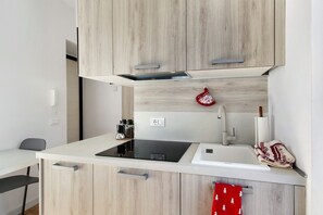 Réfrigérateur, micro-ondes, plaque de cuisson, lave-vaisselle