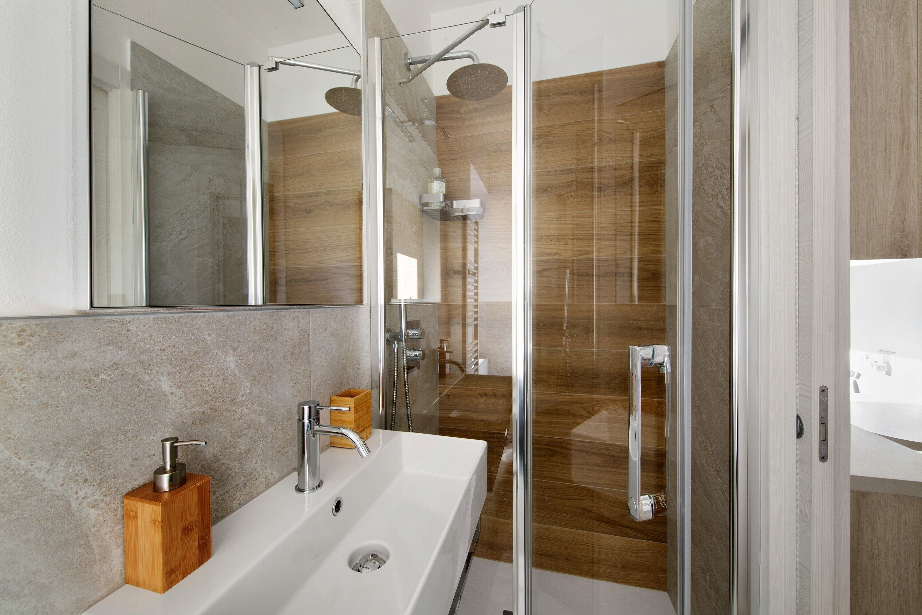 Douche, sèche-cheveux, serviettes fournies