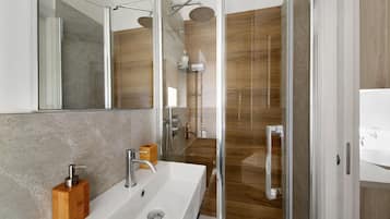 Douche, sĂšche-cheveux, serviettes fournies