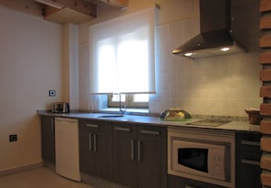 Fridge, microwave, stovetop, dishwasher - Country House 'El Ventorro' with Mountain View and Shared Terrace (Bretún)