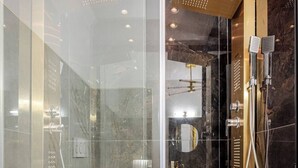 مجففات شعر، مراحيض شطف، مناشف، صابون