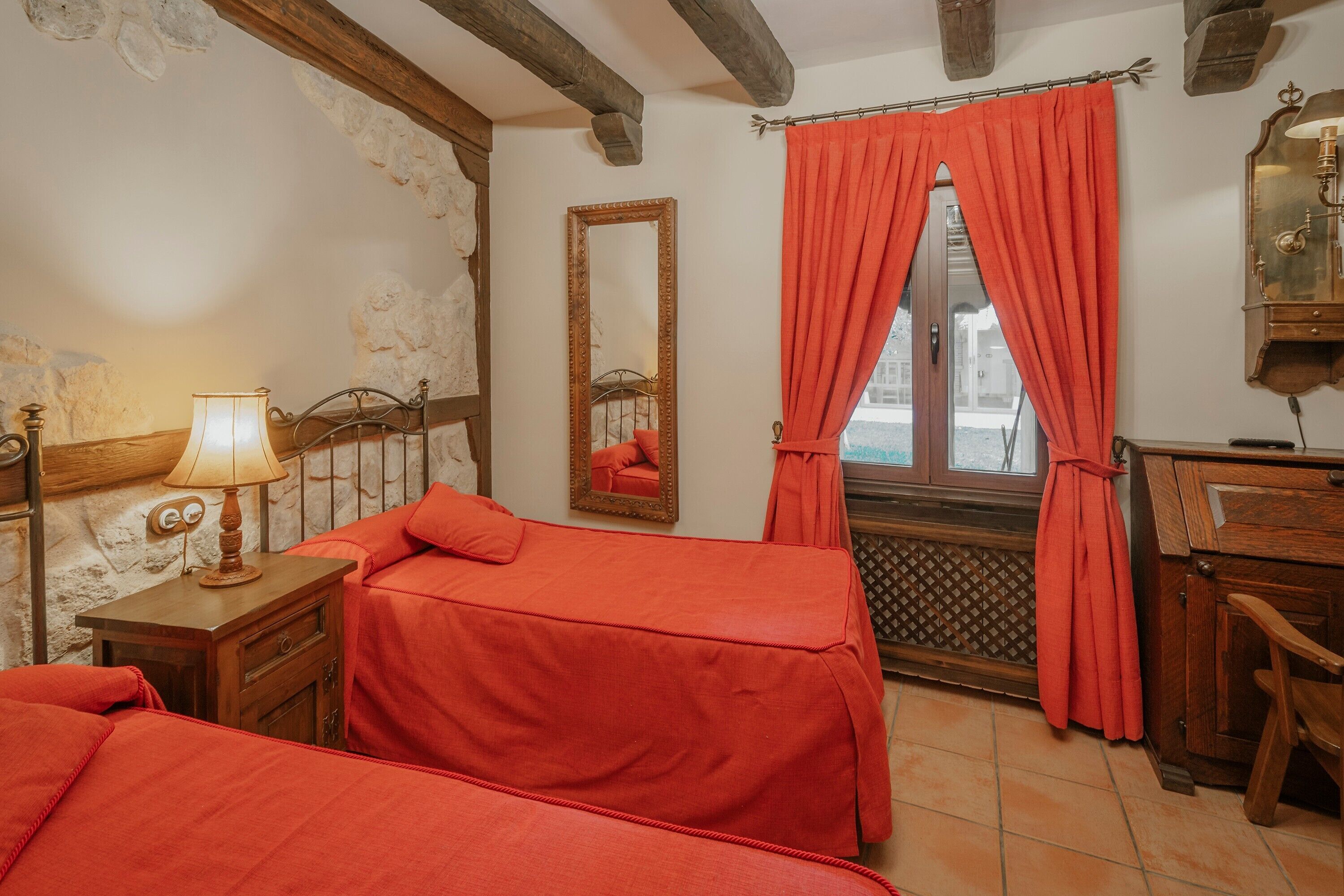 3 makuuhuonetta, silitysrauta/-lauta, vuodevaatteet