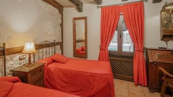 3 makuuhuonetta, silitysrauta/-lauta, vuodevaatteet