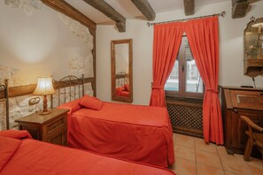 3 makuuhuonetta, silitysrauta/-lauta, vuodevaatteet