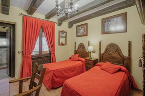 3 bedrooms, iron/ironing board, bed sheets