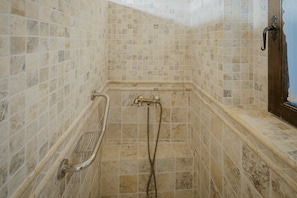 Dusche, Haartrockner, Handtücher