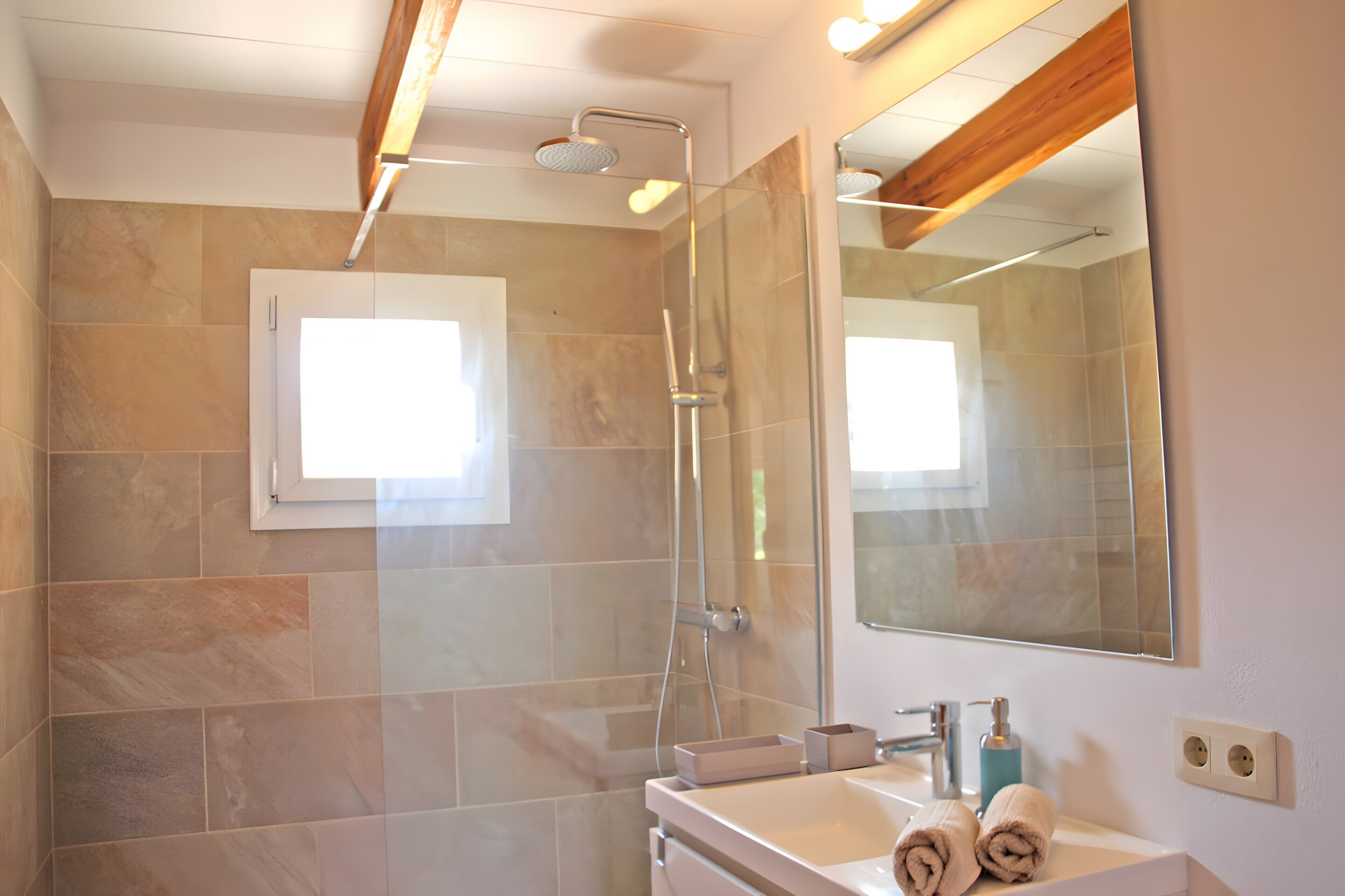 Shower, hair dryer, towels