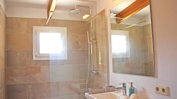 Shower, hair dryer, towels