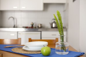 Réfrigérateur, micro-ondes, plaque de cuisson, cafetière/bouilloire