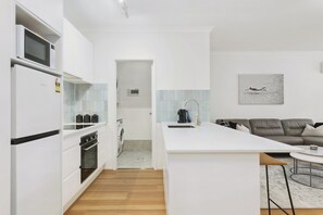 Kühlschrank, Mikrowelle, Ofen, Herdplatte