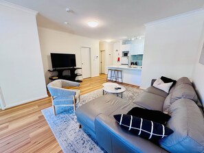 TV, books - Modern & Relaxed, 2BR, Central with Courtyard & Parking (East Perth)