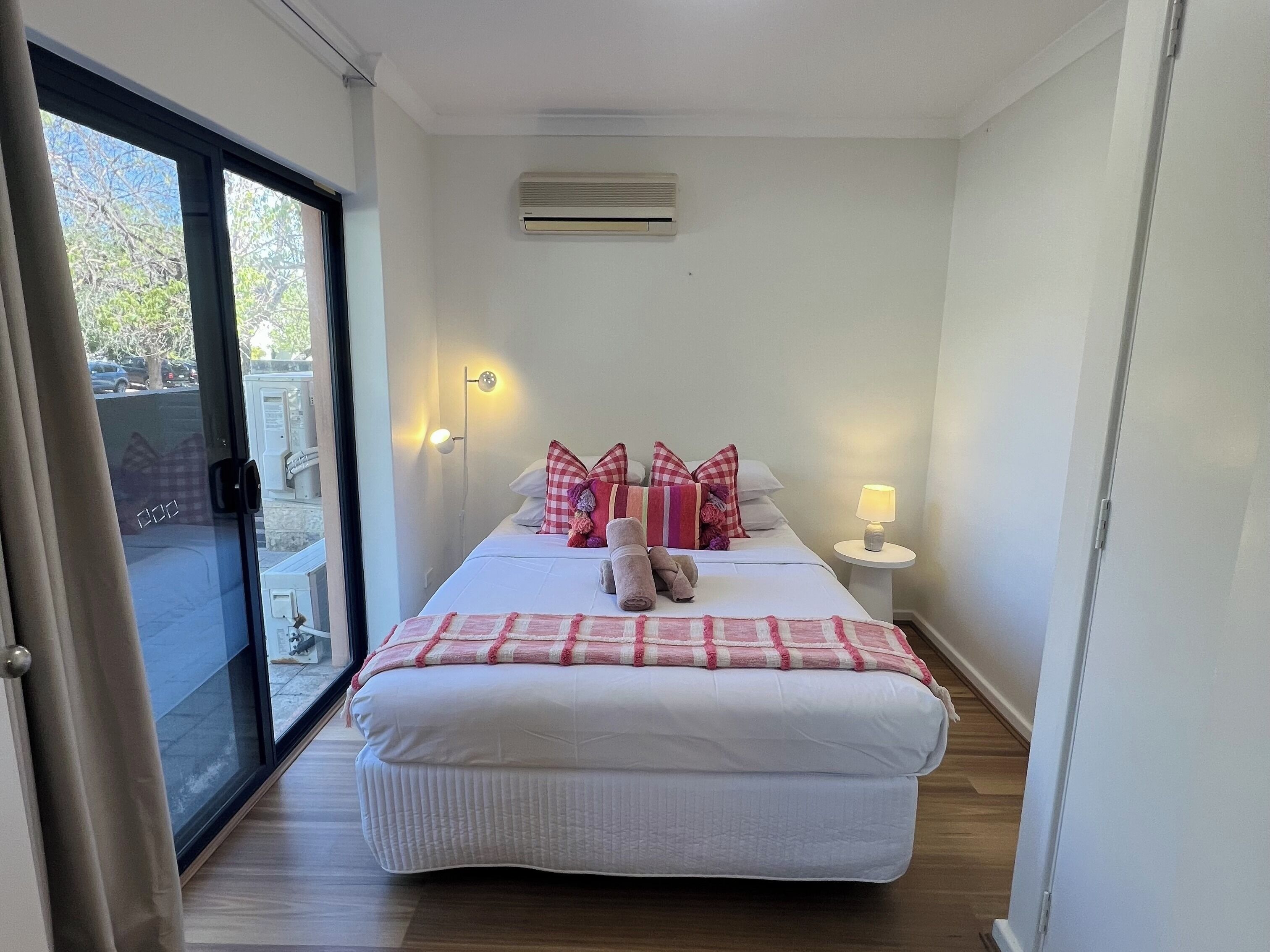 2 bedrooms, desk, iron/ironing board, internet