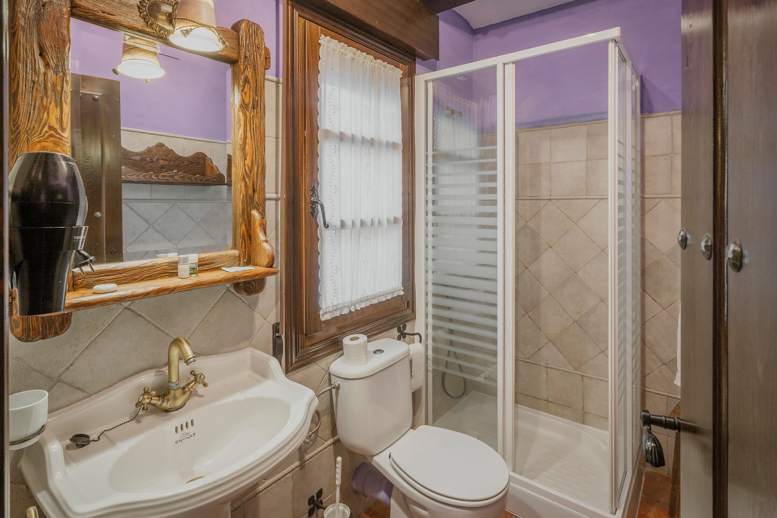 Un baño con lavamanos, inodoro y ducha.