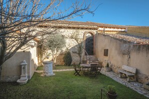 Outdoor dining - Country House 'De Urueña Casa De Ilustres' with Shared Terrace, Private Garden and Balcony (Urueña)