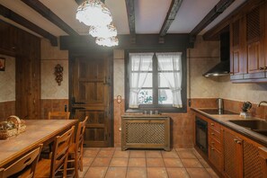 Kylskåp, mikrovågsugn, diskmaskin och kaffe- och tebryggare