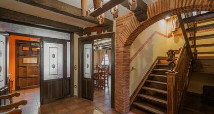 Country House 'De Urueña Casa De Ilustres' with Terrace, Private Garden and Balcony