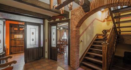 Country House 'De Urueña Casa De Ilustres' with Terrace, Private Garden and Balcony