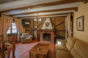 Tv, eldstad, tv-spel och dvd-spelare