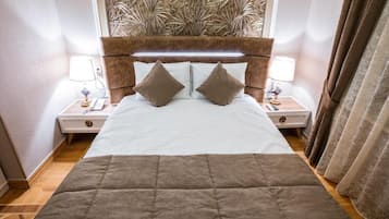 Habitación doble Deluxe, vista a la ciudad | Escritorio, insonorización, wifi gratis y ropa de cama