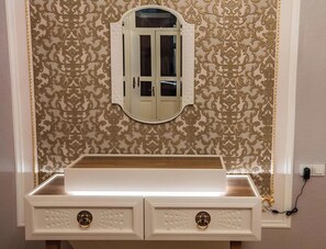 Escritorio, sistema de insonorización, wifi gratis y ropa de cama 