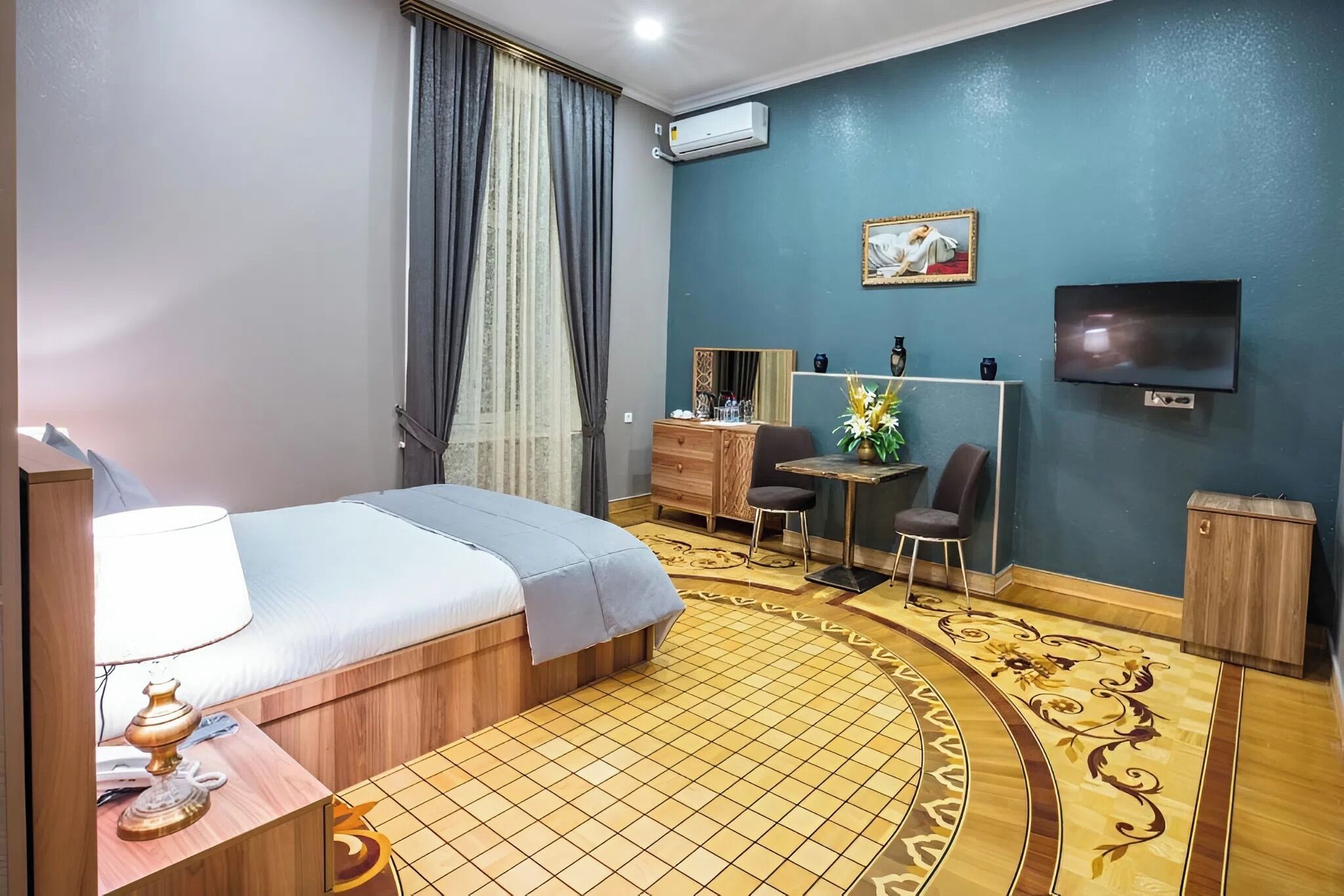 Dobbeltrom – deluxe, byutsikt | Skrivebord, lydisolert, wi-fi (inkludert) og sengetøy