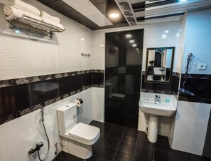 Dobbeltrom – deluxe, byutsikt | Bad | Dusj, dusjhode med hydromassaje, hårføner og tøfler