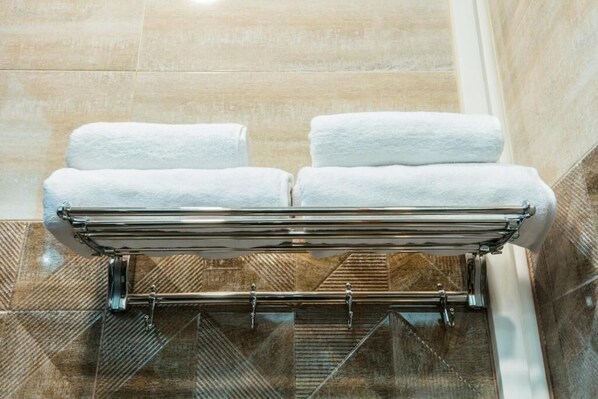 Doppia Economy | Bagno | Doccia, doccia idromassaggio, asciugacapelli, pantofole