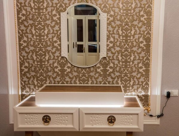 Doppia Deluxe, vista città | Una scrivania, insonorizzazione, Wi-Fi gratuito, lenzuola