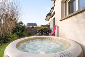 Terrace/patio - Holiday Home 'Ker Marjac' 3 Stars, Wheelchair Accessible, Hot Tub, Wood Stove, Private Garden & Wi-Fi (Dinard)