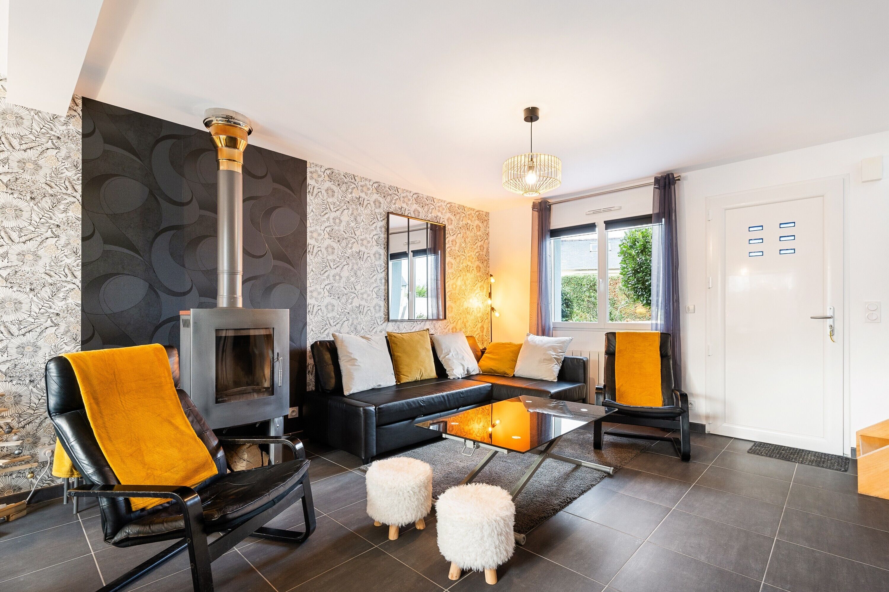 Televisión y chimenea 