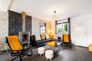 TV, fireplace
