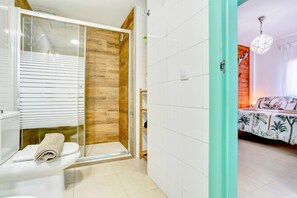 Een douche, een haardroger, handdoeken