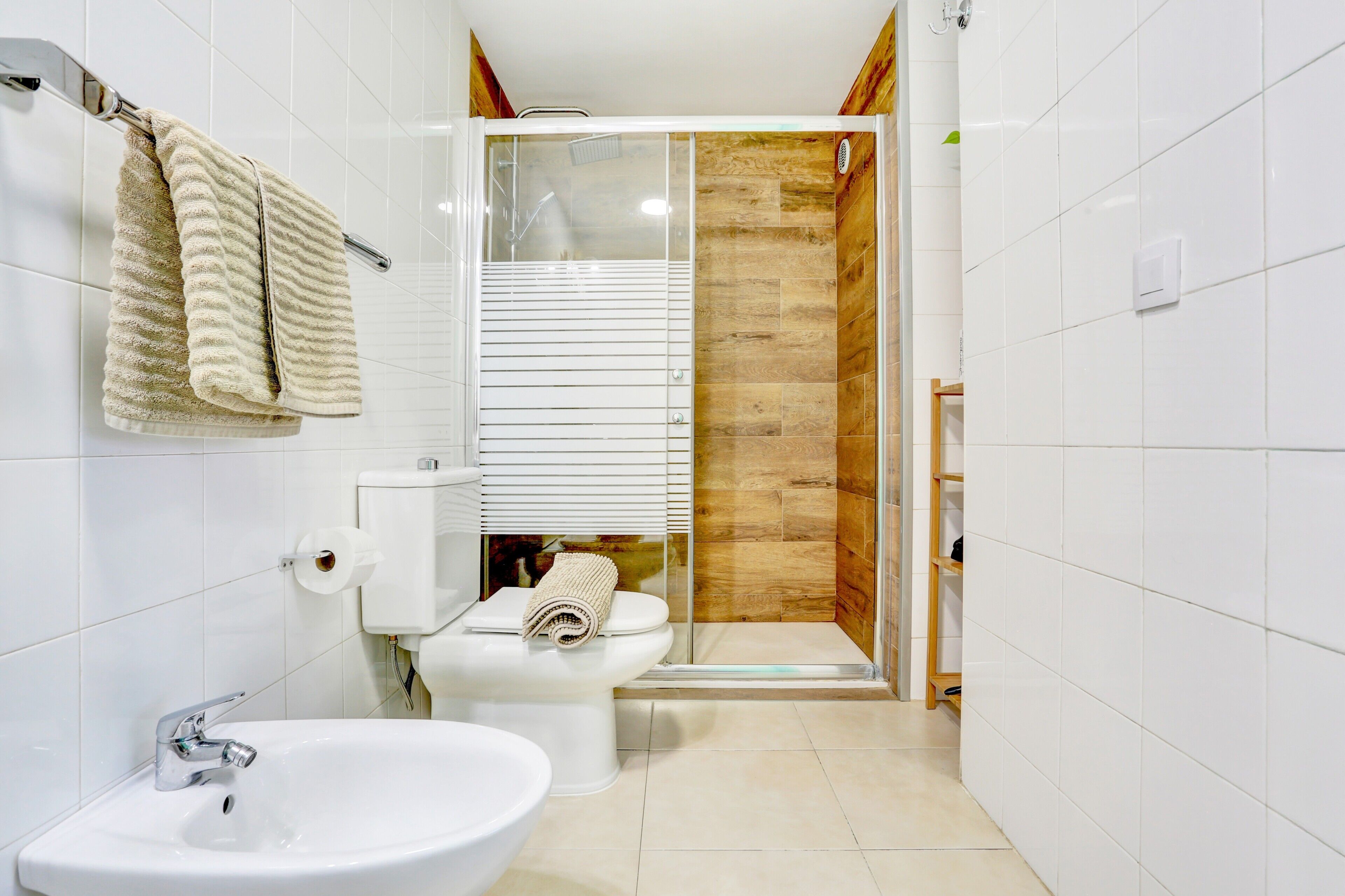 Een douche, een haardroger, handdoeken