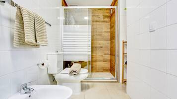 Een douche, een haardroger, handdoeken