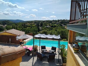 Una piscina al aire libre, una piscina climatizada