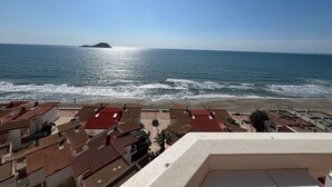 Vista costeira com edifícios e uma praia.