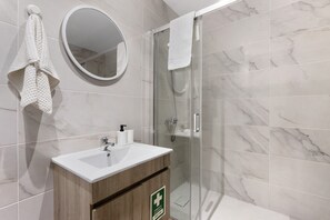 Dusche, Haartrockner, HandtĂŒcher