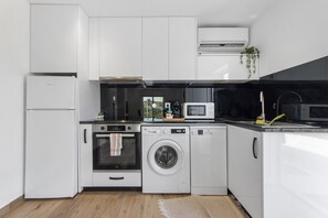 Geladeira, micro-ondas, fogão, cooktop